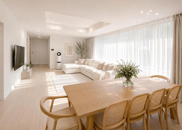 Spacious Private 4 Bedroom In Hongdae , 8minute Walk To Hongik Station * 首爾
