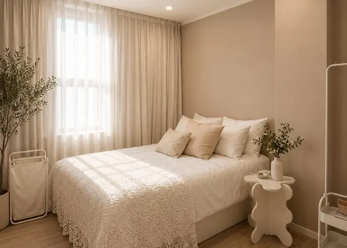 Spacious Private 4 Bedroom In Hongdae , 8minute Walk To Hongik Station 首爾